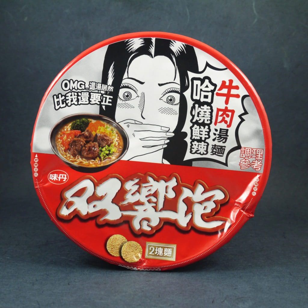 Les nouilles instantanées Shuang Xiang Pao reconnaissables grâce à leur opercule Manga contiennent plus de pates que leurs concurrents